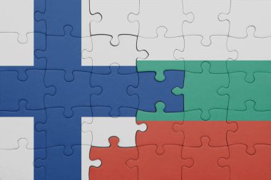 İspanya bayrağı ve Finlandiya bayrağının rengarenk yapbozu. konsept