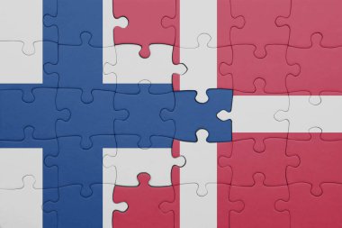 Danimarka 'nın renkli ulusal bayrağı ve Finlandiya bayrağının bulmacası. konsept