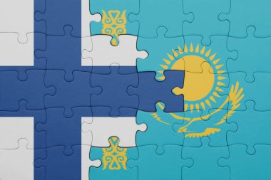 Kazakistan 'ın renkli ulusal bayrağı ve Finlandiya bayrağının bulmacası. konsept
