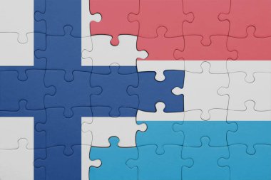 Lüksemburg ve Finlandiya bayrağının renkli ulusal bayrağıyla bulmaca. konsept