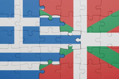 Bask ülkesinin renkli ulusal bayrağı ve Yunan bayrağının bulmacası. konsept