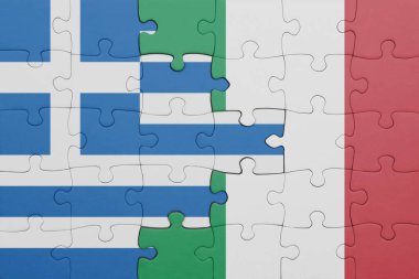 İtalya 'nın renkli ulusal bayrağı ve Yunan bayrağının bulmacası. konsept