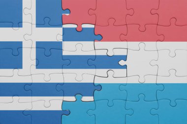 Lüksemburg 'un renkli ulusal bayrağı ve Yunan bayrağının bulmacası. konsept