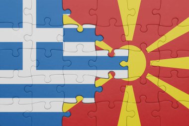 Macedonia 'nın renkli ulusal bayrağı ve Yunan bayrağının bulmacası. konsept