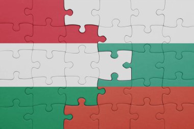 Bulgar bayrağı ve Hungary bayrağıyla dolu renkli bir yapboz. konsept