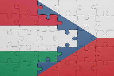 Czech Cumhuriyeti 'nin renkli ulusal bayrağı ve Hungary bayrağı ile bulmaca. konsept
