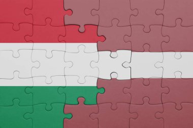 Letonya 'nın renkli ulusal bayrağı ve Hungary bayrağı ile bulmaca. konsept