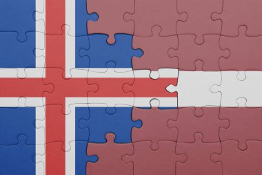 Letonya 'nın renkli ulusal bayrağı ve İzlanda bayrağı. konsept