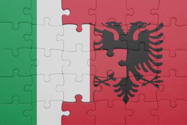 Albania 'nın renkli ulusal bayrağı ve İtalya bayrağı ile bulmaca. konsept