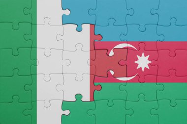 Azerbaijan 'ın renkli ulusal bayrağı ve İtalya bayrağının bulmacası. konsept