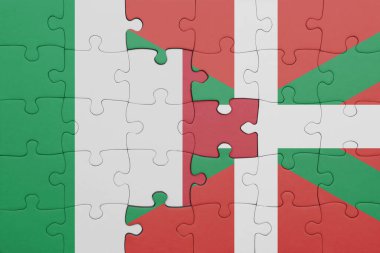 Bask ülkesinin renkli ulusal bayrağı ve İtalya bayrağının bulmacası. konsept