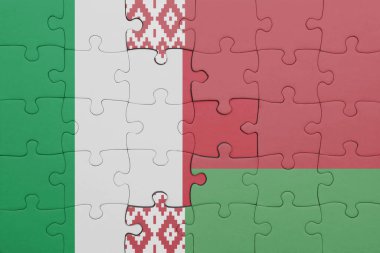 Beyaz Rusya bayrağı ve İtalya bayrağının rengarenk yapbozu. konsept