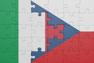 Czech Cumhuriyeti 'nin renkli ulusal bayrağı ve İtalya bayrağının bulmacası. konsept