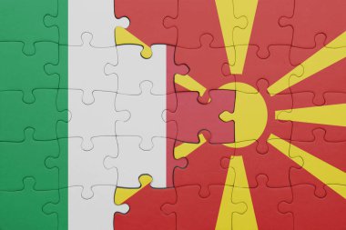 Macedonia 'nın renkli ulusal bayrağı ve İtalya bayrağı bulmacası. konsept