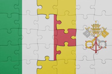 İtalya bayrağı ve Vatikan 'ın renkli ulusal bayrağının bulmacası. konsept