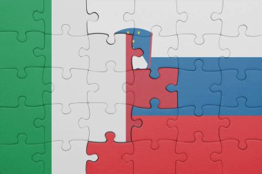 Slovenia ve İtalya bayrağının renkli ulusal bayrağıyla bulmaca. konsept