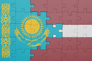 Kazakistan 'ın renkli ulusal bayrağı ve Letonya bayrağı. konsept