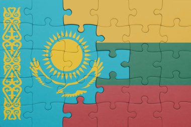 Kazakistan 'ın renkli ulusal bayrağı ve Litvanya bayrağı. konsept