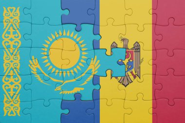 Kazakistan 'ın renkli ulusal bayrağı ve Moldova bayrağının bulmacası. konsept