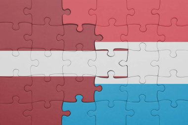 Lüksemburg bayrağının ve Letonya 'nın renkli ulusal bayrağının bulmacası. konsept