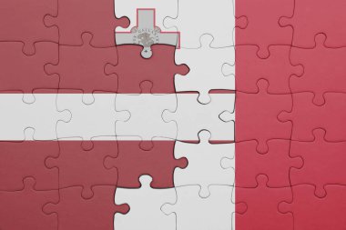 Letonya ve Malta bayrağının renkli ulusal bayrağıyla bulmaca. konsept