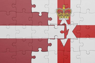 Letonya 'nın renkli ulusal bayrağı ve Kuzey İrlanda bayrağının bulmacası. konsept