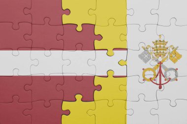 Letonya 'nın renkli ulusal bayrağı ve Vatikan bayrağının bulmacası. konsept