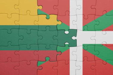 Litvanya 'nın renkli ulusal bayrağı ve Bask ülkesinin bayrağı. konsept