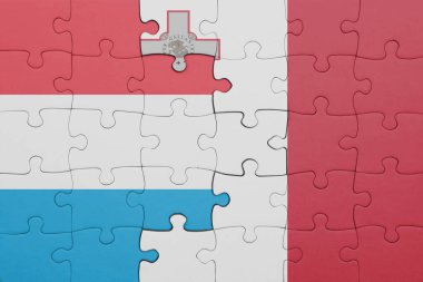 Lüksemburg ve Malta bayrağının renkli ulusal bayrağıyla bulmaca. konsept