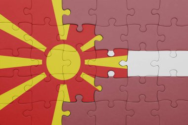 Macedonia 'nın renkli ulusal bayrağı ve Letonya bayrağıyla ilgili bulmacalar. konsept