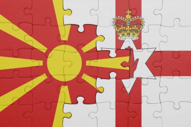 Macedonia 'nın renkli ulusal bayrağı ve Kuzey İrlanda bayrağının bulmacası. konsept