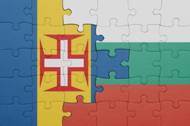 Bulgar ulusal bayrağı ve madeira bayrağının rengarenk yapbozu. konsept