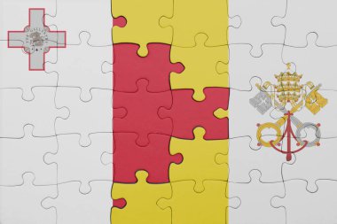 Malta 'nın renkli ulusal bayrağı ve Vatikan bayrağının bulmacası. konsept