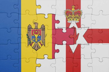 Moldova 'nın renkli ulusal bayrağı ve Kuzey İrlanda bayrağının bulmacası. konsept