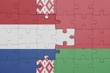 Beyaz Rusya 'nın renkli ulusal bayrağı ve Hollanda bayrağının bulmacası. konsept