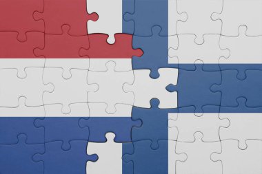 Finlandiya 'nın renkli ulusal bayrağı ve Hollanda bayrağının bulmacası. konsept