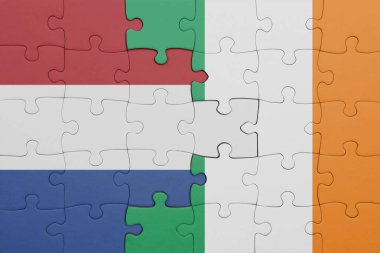 İrlanda 'nın renkli ulusal bayrağı ve Hollanda bayrağıyla ilgili bulmacalar. konsept