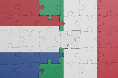 İtalya 'nın renkli ulusal bayrağı ve Hollanda bayrağının bulmacası. konsept