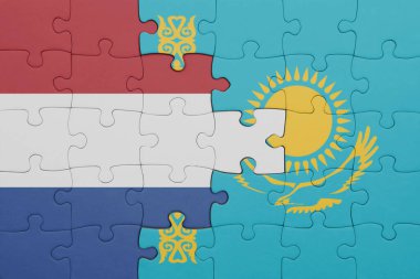 Kazakistan 'ın renkli ulusal bayrağı ve Hollanda bayrağı. konsept
