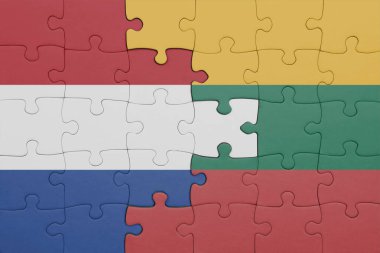 Litvanya 'nın renkli ulusal bayrağı ve Hollanda bayrağının bulmacası. konsept