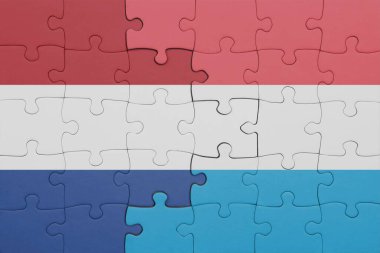 Lüksemburg 'un renkli ulusal bayrağı ve Hollanda bayrağının bulmacası. konsept