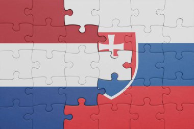 Slovakya 'nın renkli ulusal bayrağı ve Hollanda bayrağının bulmacası. konsept