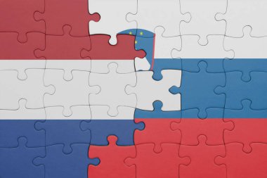 Slovenia 'nın renkli ulusal bayrağı ve Hollanda bayrağının bulmacası. konsept