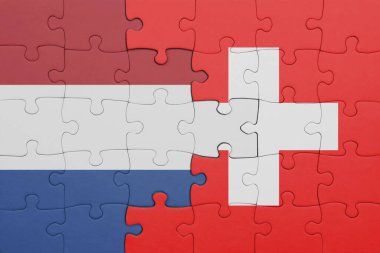 İsviçre 'nin renkli ulusal bayrağı ve Hollanda bayrağının bulmacası. konsept