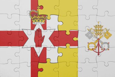 Kuzey İrlanda 'nın renkli ulusal bayrağı ve Vatikan bayrağının bulmacası. konsept