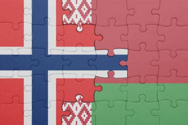 Beyaz Rusya bayrağı ve Norveç bayrağının rengarenk yapbozu. konsept