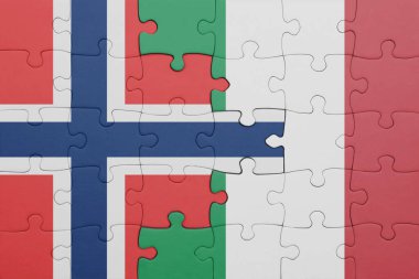 İtalya 'nın renkli ulusal bayrağı ve Norveç bayrağının bulmacası. konsept