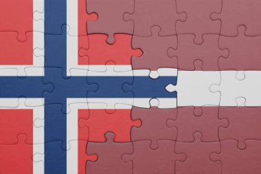Letonya 'nın renkli ulusal bayrağı ve Norveç bayrağının bulmacası. konsept