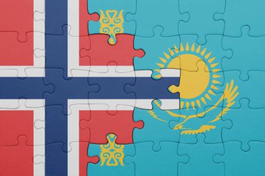 Kazakistan 'ın renkli ulusal bayrağı ve Norveç bayrağının bulmacası. konsept