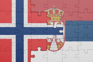 Renkli ulusal Sırp bayrağı ve Norveç bayrağı bulmacası. konsept